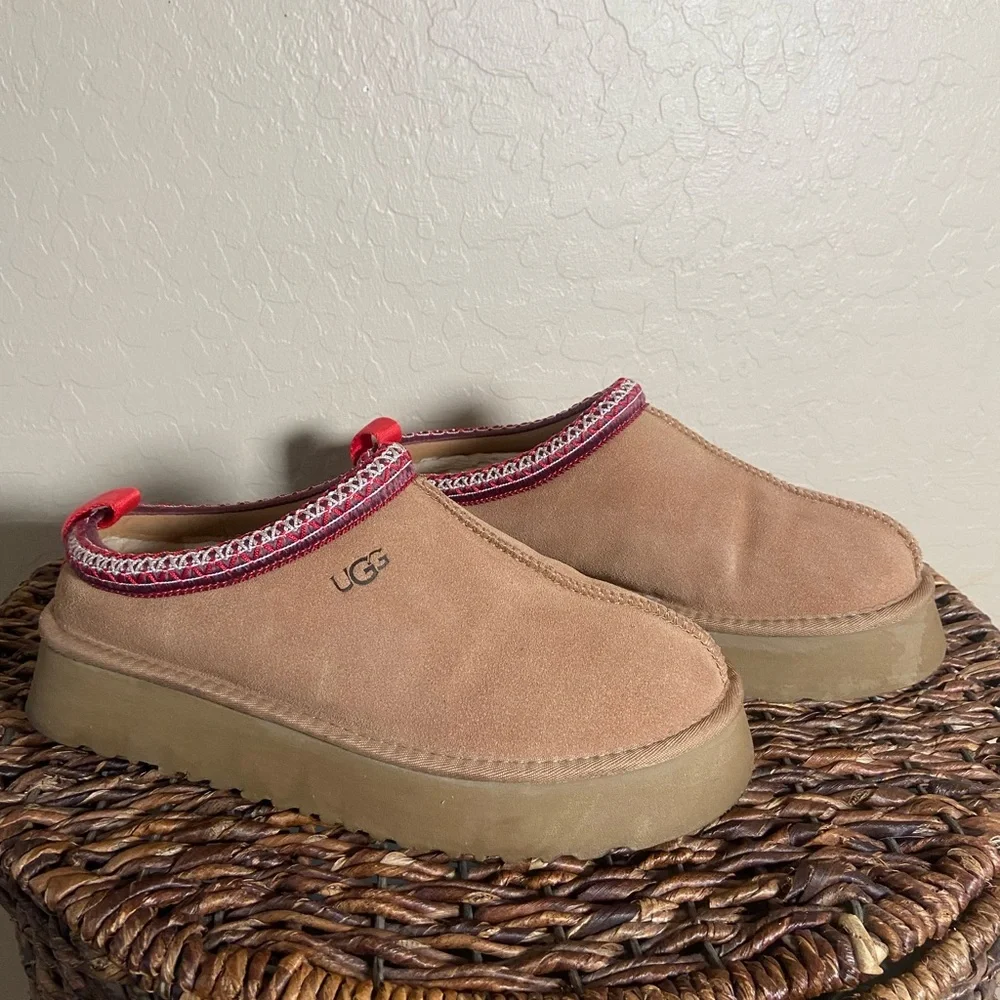 🚨SOLD🚨UGG Tan Tasman Suede Mule with Red Patterned Trim Size 11 - Picture 5 of 8